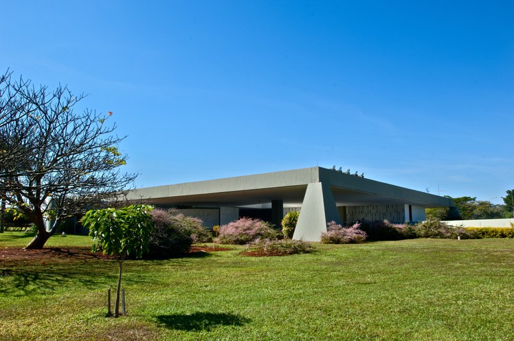 Em memorial descritivo, Oscar Niemeyer, autor do projeto, explica que decidiu misturar características das antigas casas de fazenda com a moderna técnica de concreto armado. Foto: Aluízio de Assis / Divulgação